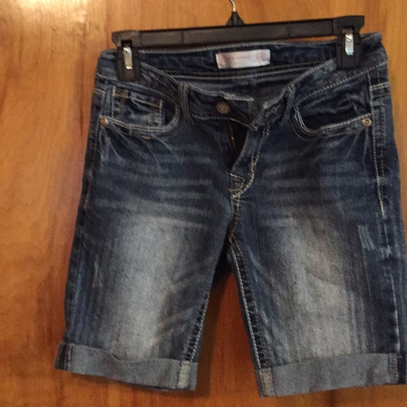 Barely worn juniors size 3 Jean shorts - Picture 1 of 3
